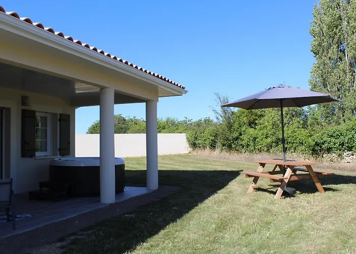 בית נופש Lou, Famille Et Bien Etre Avec Jacuzzi פונטנה-לה-קומט