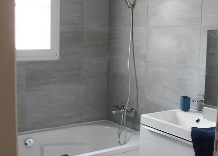 Lou, Famille Et Bien Etre Avec Jacuzzi בית נופש